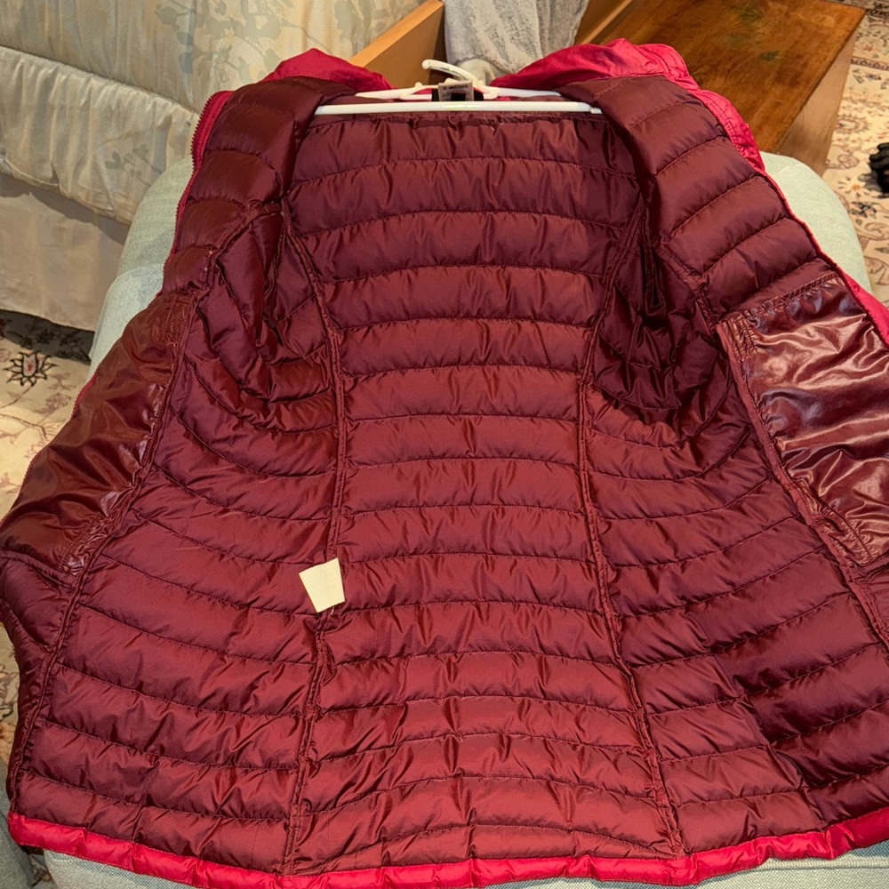 Patagonia Women's Vibrant Red Puffer Jacket. - Picture 4 of 5